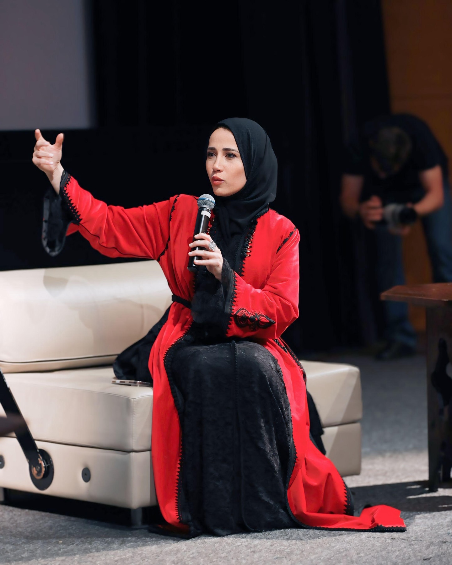 منى حوا تدير جلسة حوارية